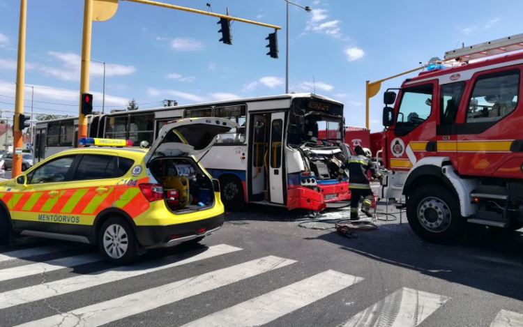 Kamion és busz ütközött Székesfehérváron