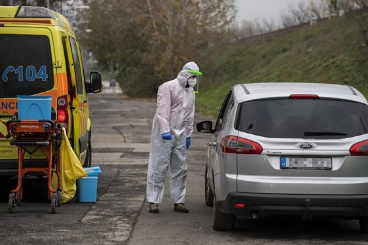 Szűrőbuszok is közreműködnek a koronavírus-gyanús esetek tesztelésében