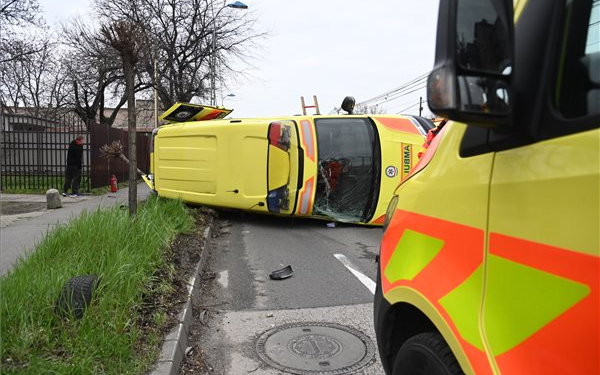 Mentőautó borult fel a fővárosban 