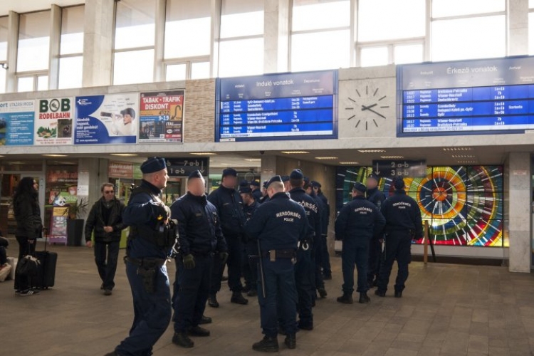 Országszerte ellenőrzi a vasútállomásokat és a vonatokat a rendőrség