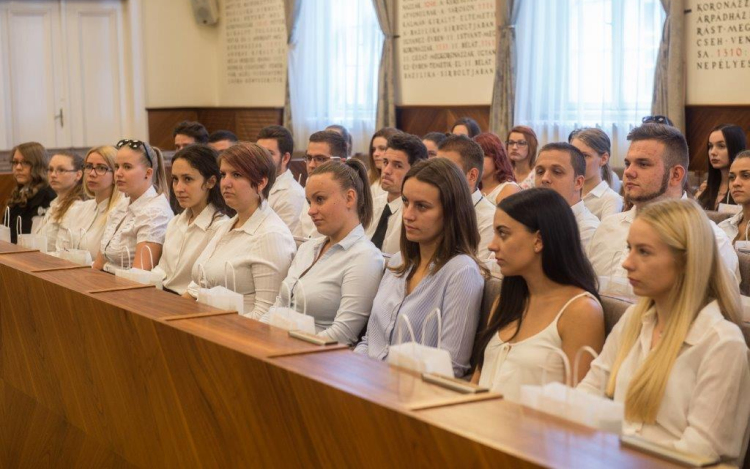 Külföldi szakmai gyakorlatra induló fehérvári diákok jártak a Városházán