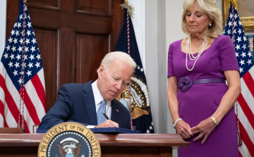 Joe Biden felesége és lánya is felkerült az orosz feketelistára