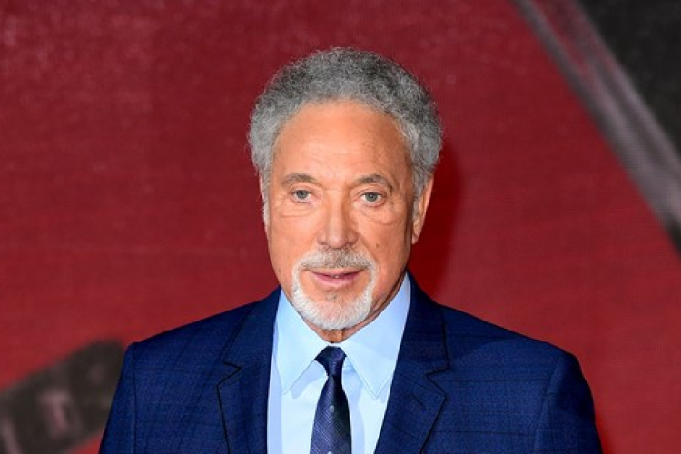 Tom Jones szerint a zeneiparban is széles körű a zaklatás és az erőszak