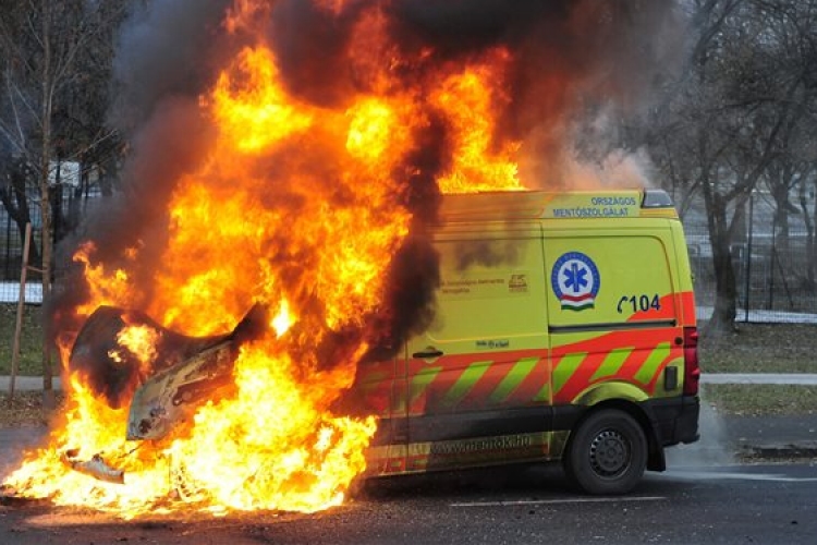 Teljesen kiégett egy mentőautó a fővárosban
