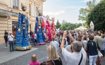 Ismét felvonulnak az óriásbábok és a hagyományőrzők a Belvárosban