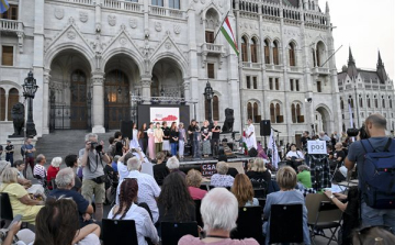 Országos tanévnyitó címmel tartottak demonstrációt a Kossuth Lajos téren civilek és szakszervezetek