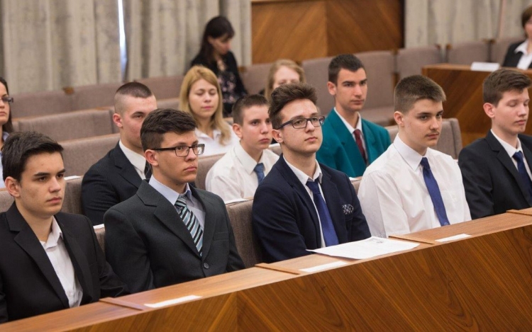 Ösztöndíj pályázat középiskolásoknak és a felsőoktatásban tanulóknak Székesfehérváron