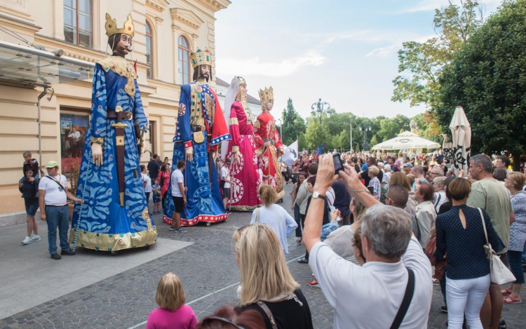 Ismét felvonulnak az óriásbábok és a hagyományőrzők a Belvárosban