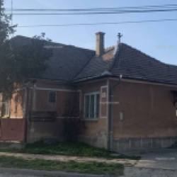 Dombóváron főút melletti családi ház eladó, akár vállalkozásnak! Részletekért kattints!