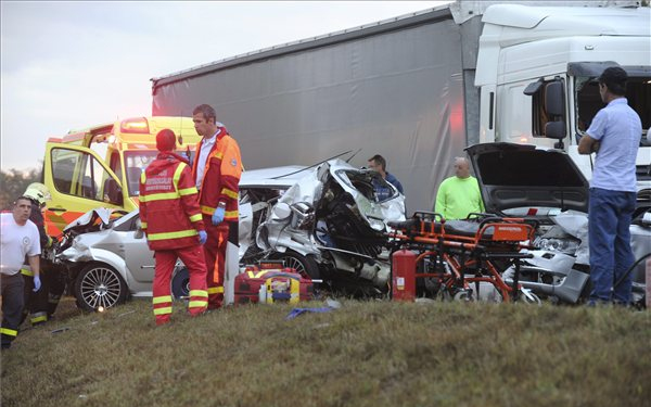 Tömegbaleset - Három román állampolgár halt meg az M5-ösön történt balesetben