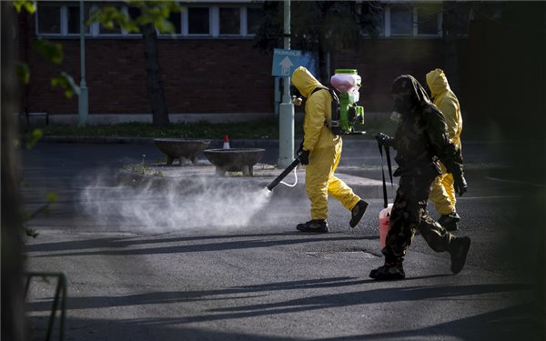 Országszerte zajlik az idősotthonok fertőtlenítése