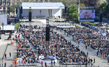 Több tízezren várták Ferenc pápát a Kossuth téren