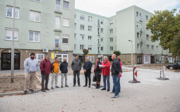 Több mint negyven új parkolóhely épült a Lövölde úton - parkosítással folytatják